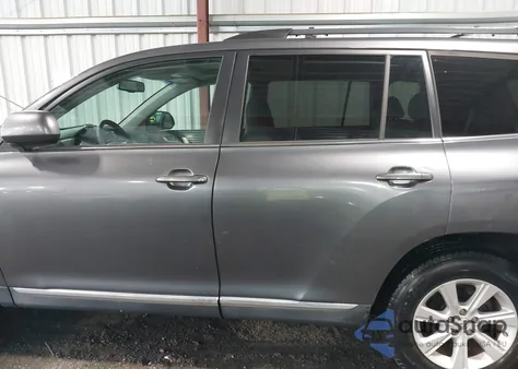 2013 Toyota Highlander Se V6 z USA, uszkodzony, nr VIN 5TDBK3EH8DS278103